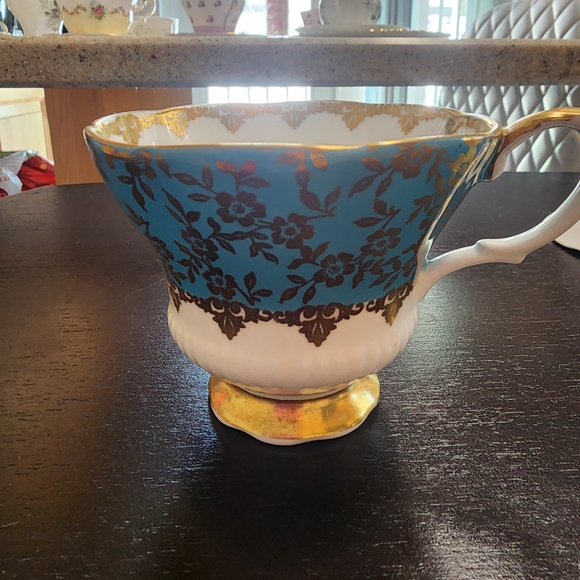 Royal Albert Cream Bone China Plate with Brown Crown Backstamp - Picture 3 of 6